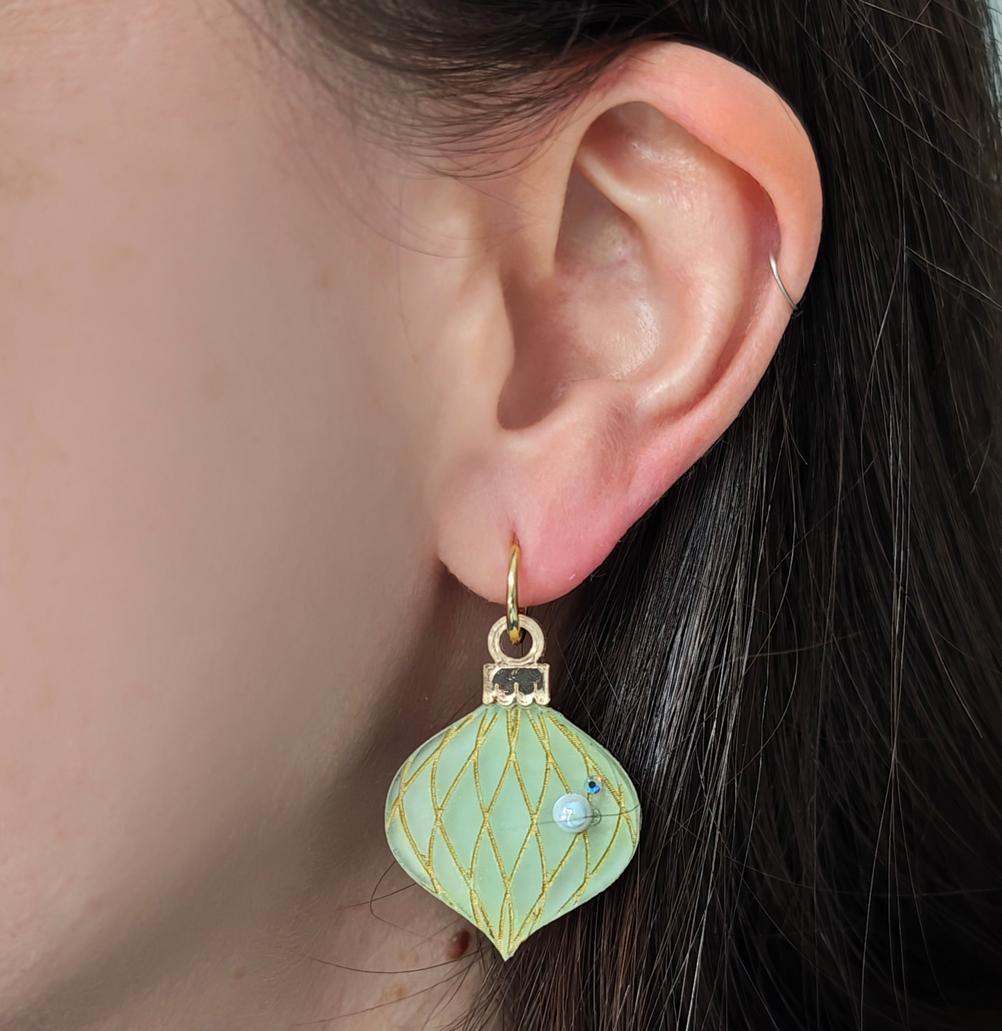 Gold thread light blue azure frosted onion charm Wearing on