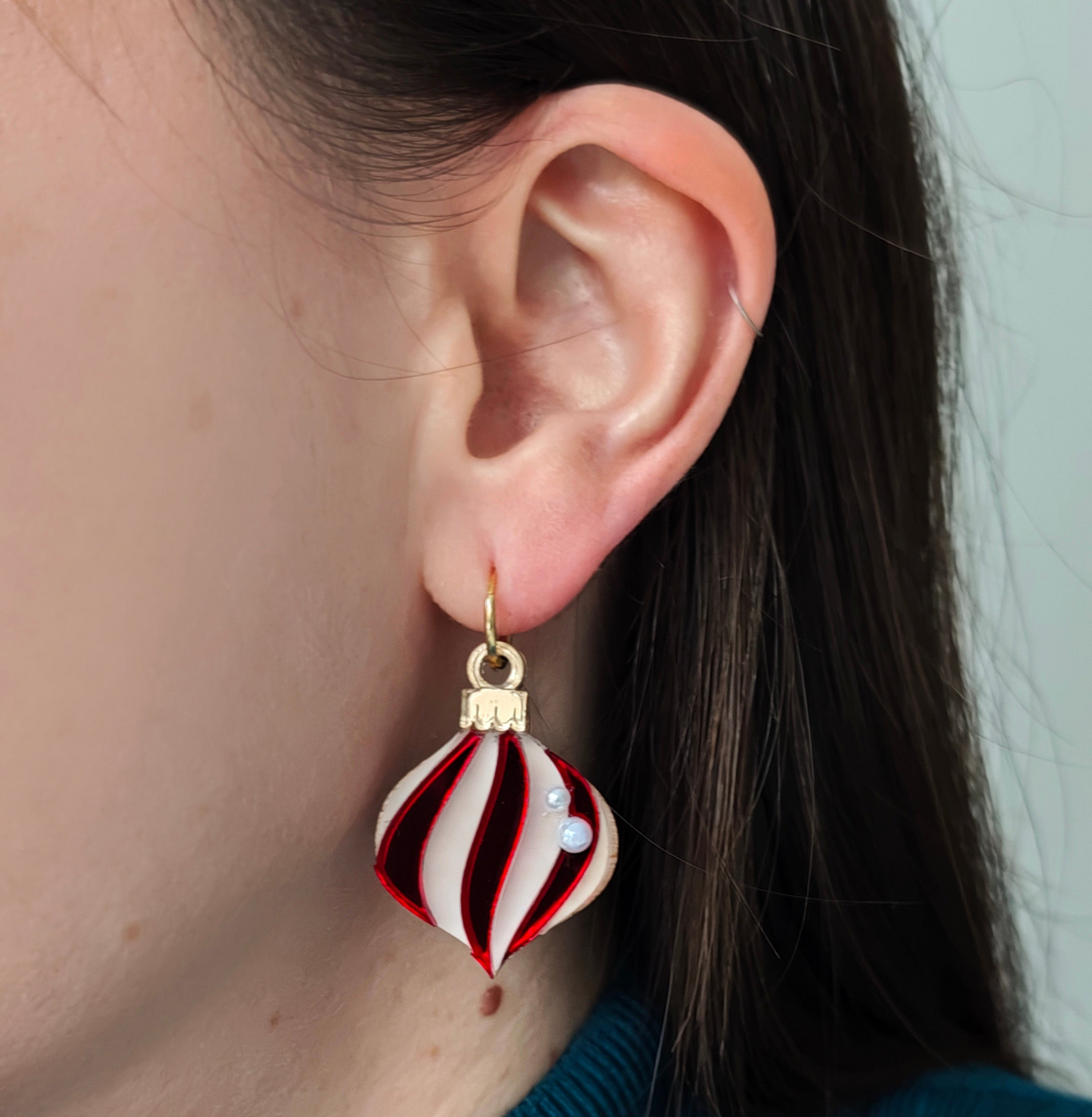 Xmas decoration onion swirl white and red mirror wearing on