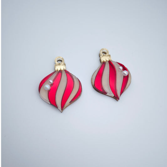 Xmas decoration onion swirl white and red mirror charm