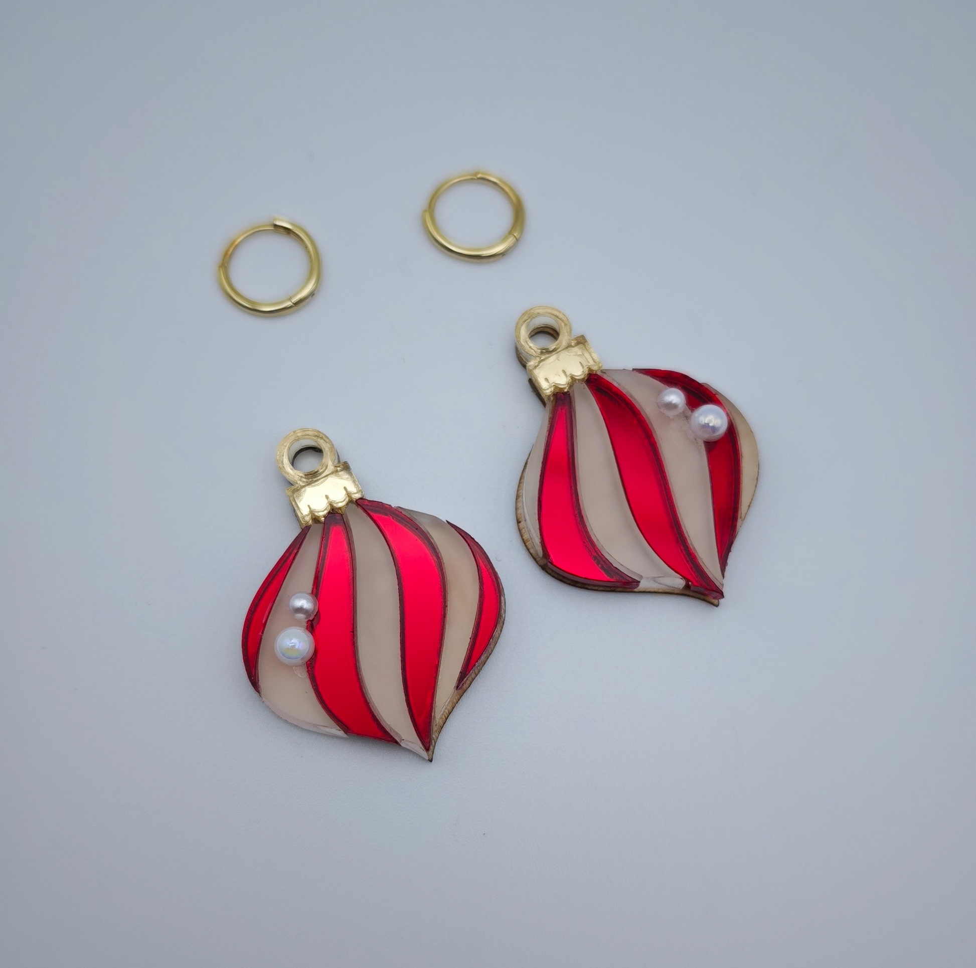 Xmas decoration onion swirl white and red mirror charm hoop