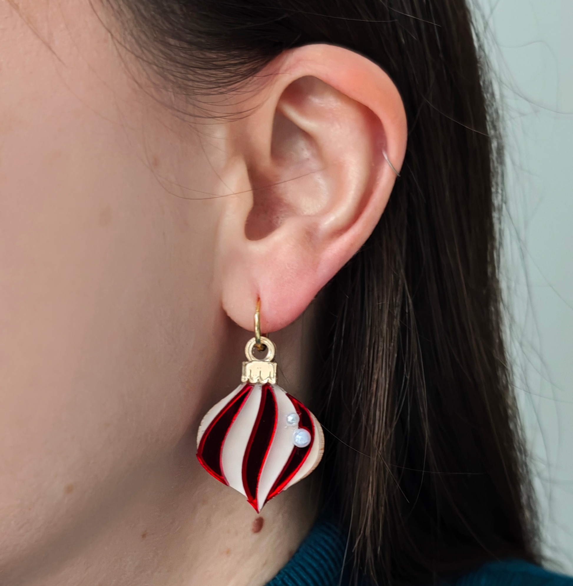 Xmas decoration onion swirl white and red mirror wearing on