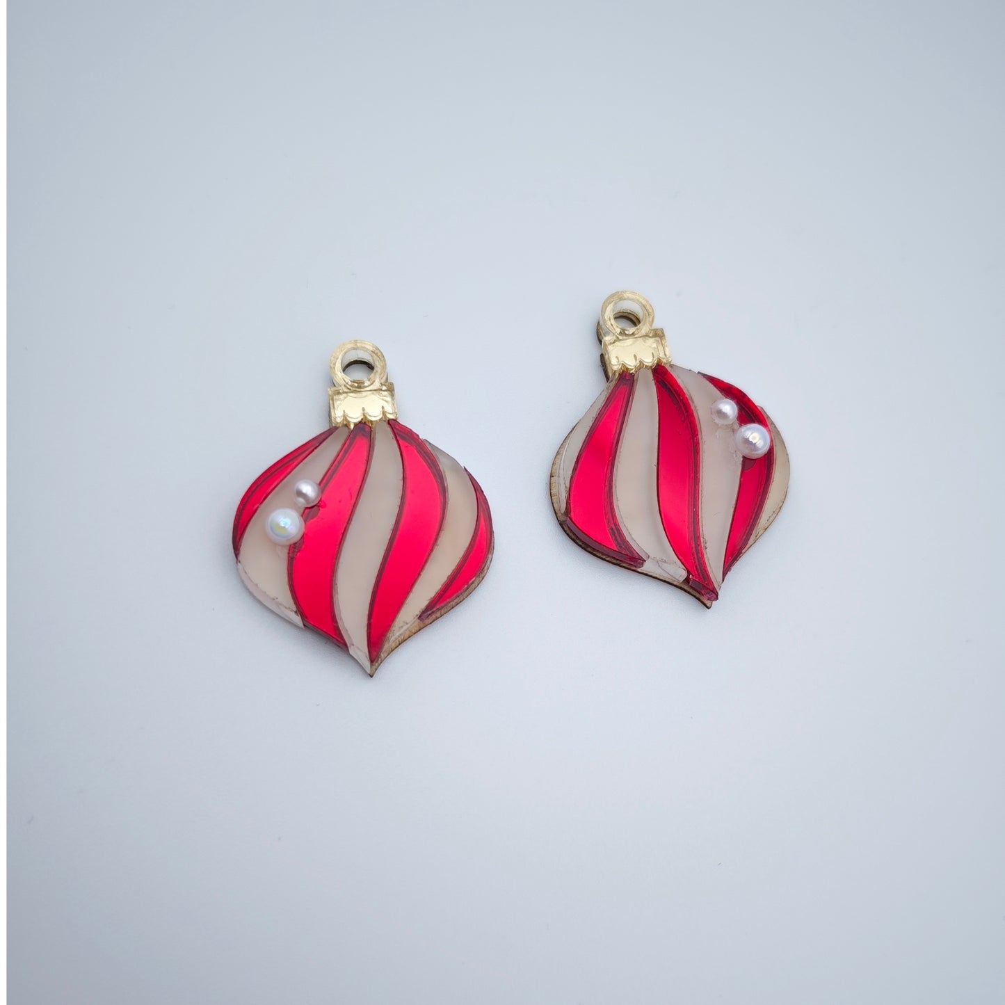 Xmas decoration onion swirl white and red mirror charm