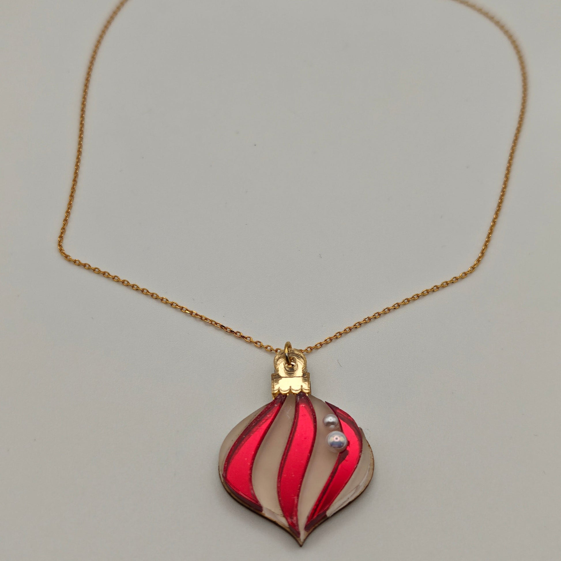 red mirror shiny white frosted gold onion silver necklace chain close up