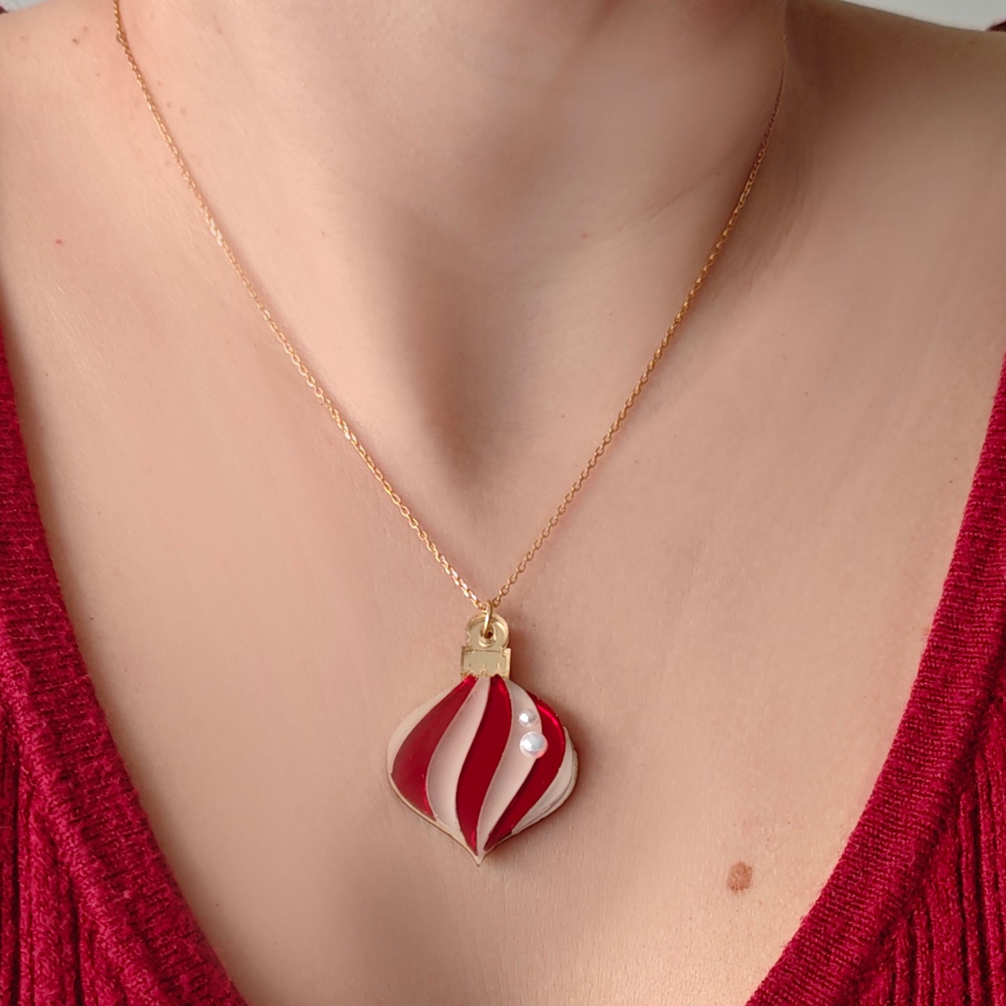 red mirror shiny white frosted gold onion silver necklace chain wearing on