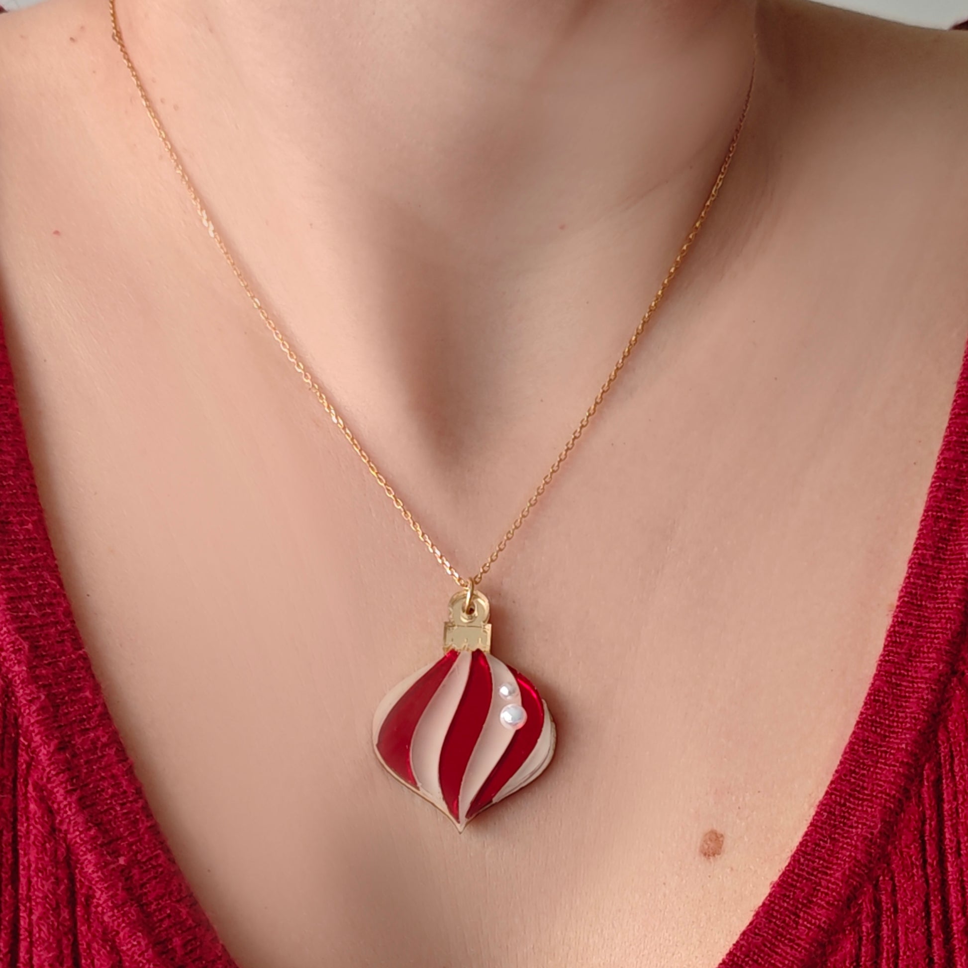 red mirror shiny white frosted gold onion silver necklace chain wearing on