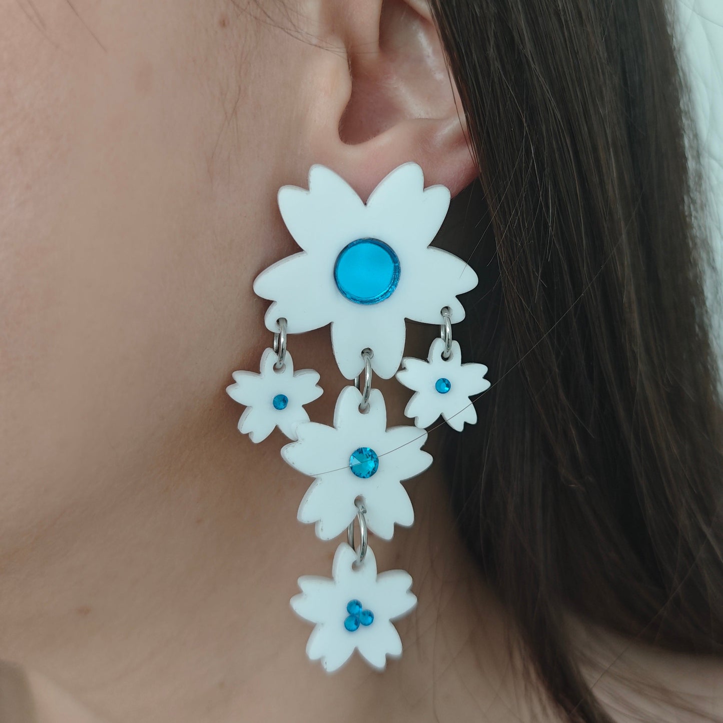 Dangle white blue earring chunky flowers crystal acrylic stainless steel hypoallergenic light comfortable blue capri