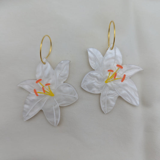 earrings statement bold light-wear comfortable hypoallergenic stainless 
lily flower marbled white gold hoop close up