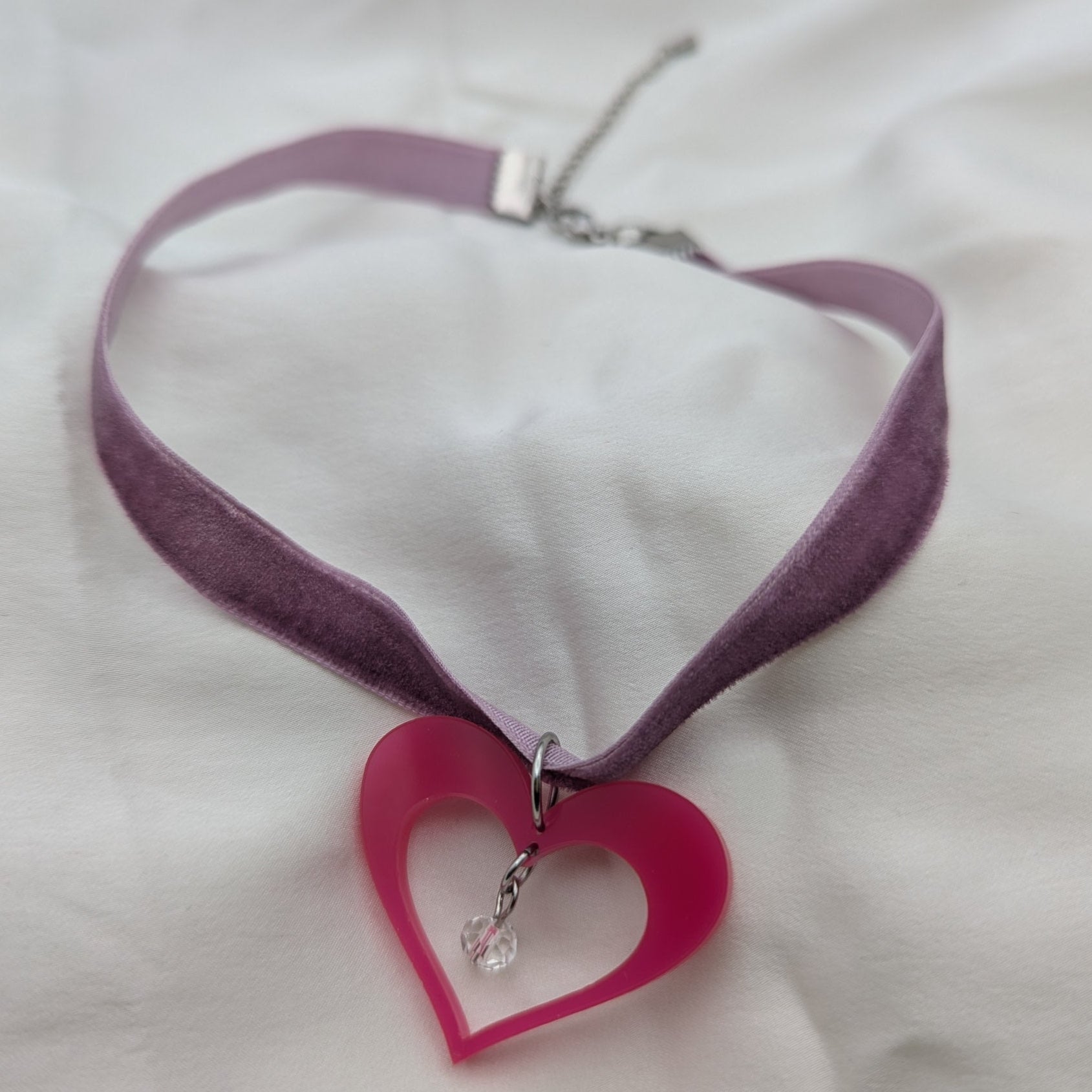 statement bold light-wear comfortable hypoallergenic stainless velvet ribbon glass bead pink violet clear close heart