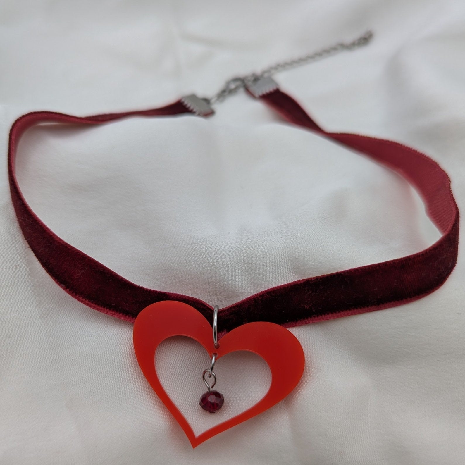 statement bold light-wear comfortable hypoallergenic stainless velvet ribbon glass bead red close heart