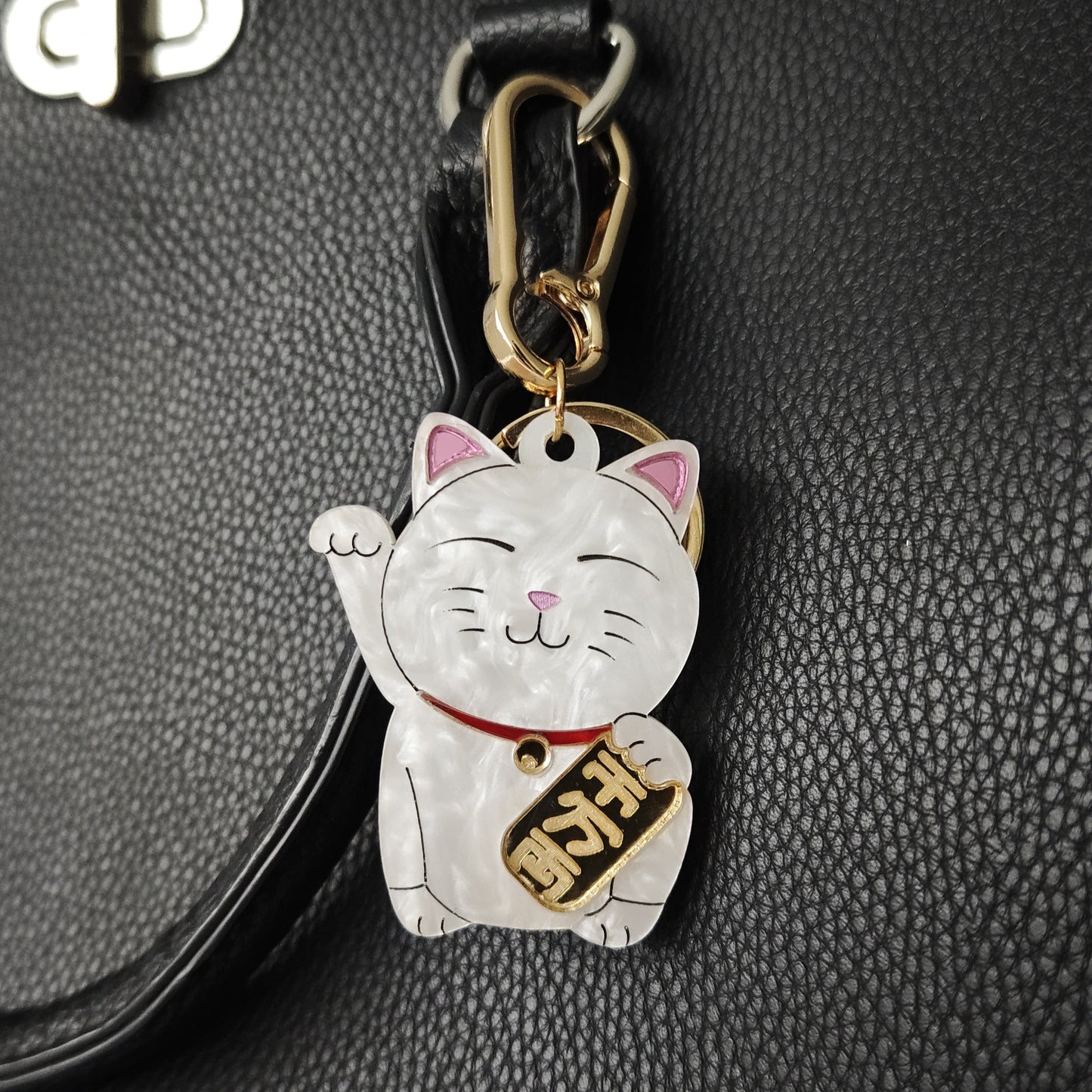 maneki neko cat lucky marbled white red metallic golden mirror fuchsia pink clasp gold keyring bag charm