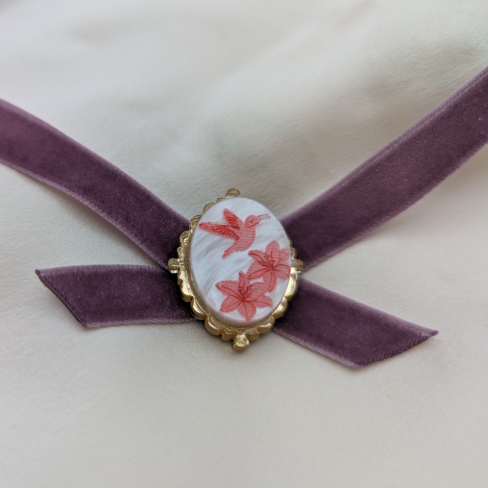 statement bold light-wear comfortable hypoallergenic stainless steel velvet ribbon Victorian brooch hummingbird marbled white pink inked metallic gold violet close