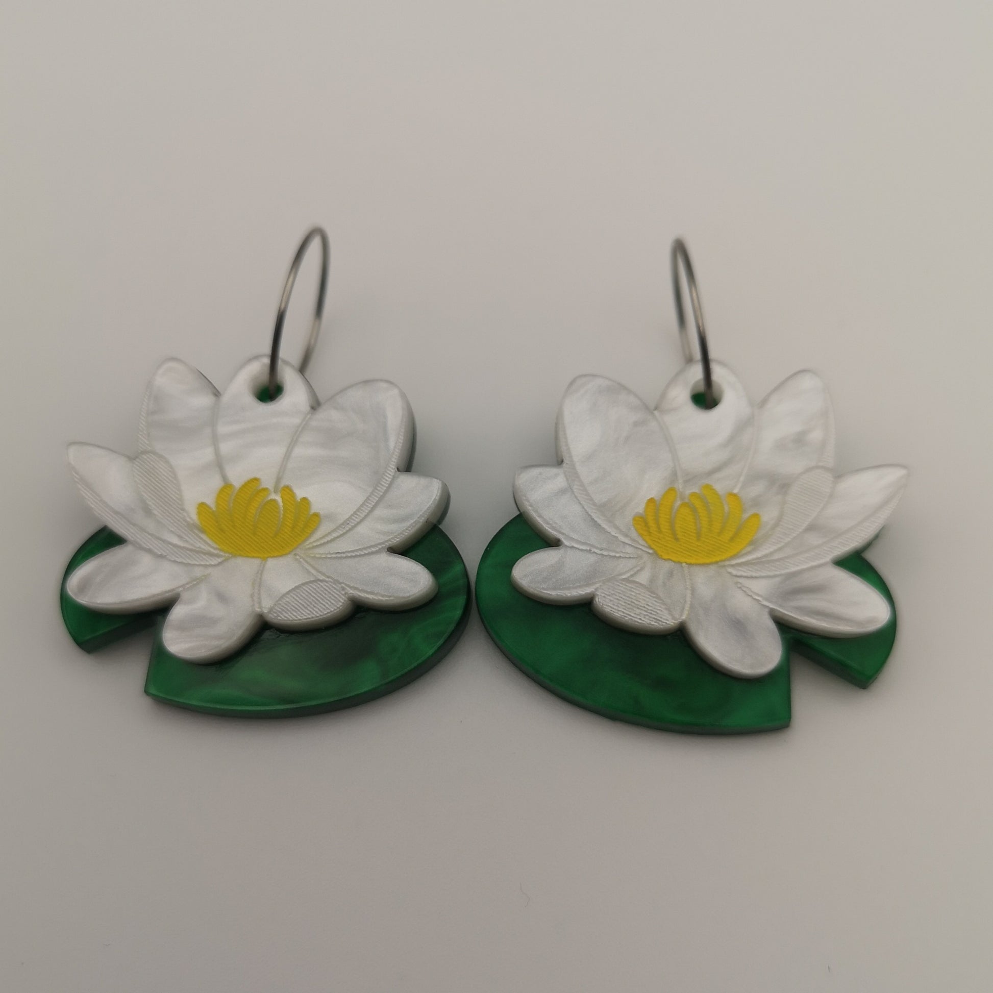 water lily nenufar green marbled white steel hoop earrings statement bold light-wear comfortable hypoallergenic stainless steel