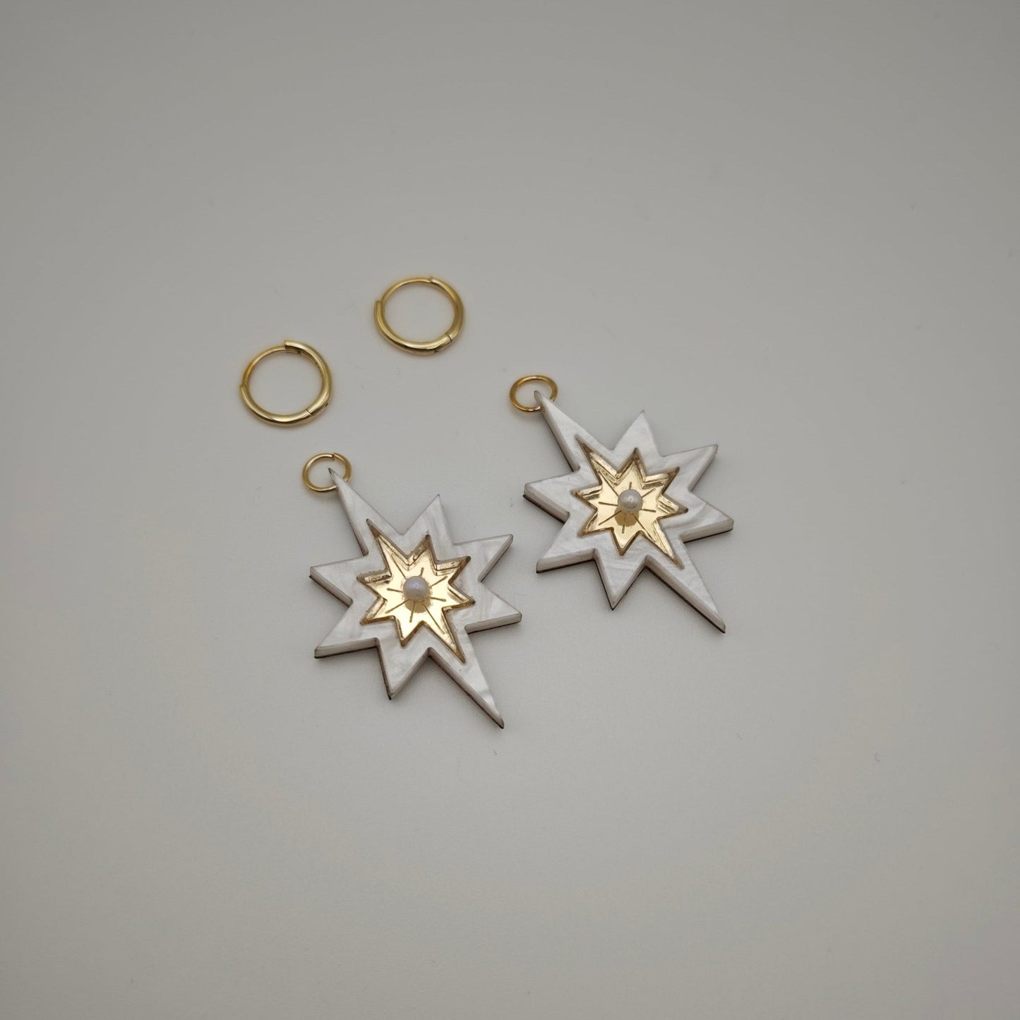 Long star shaped charms gold marble white hoops